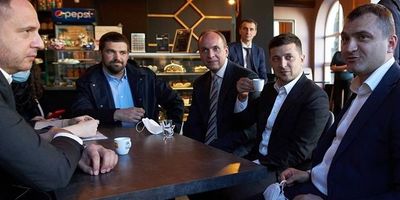 «Всупереч карантину»: в мережі жартують із фото Зеленського в кав’ярні під час поїздки до Хмельницького