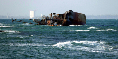 Із затонулого в Одесі танкера Delfi тече паливо, пляма рухається на пляжі