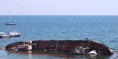 Затонулому судну в Одесі дадуть статус катастрофи: знову витекла нафта