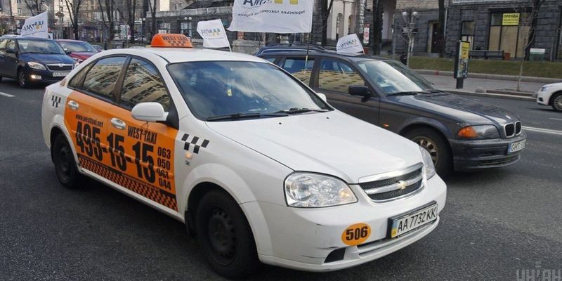 Таксистів можуть обложити новими податками