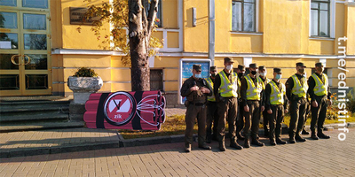 Націоналісти блокують телеканали Медведчука. Пряма трансляція