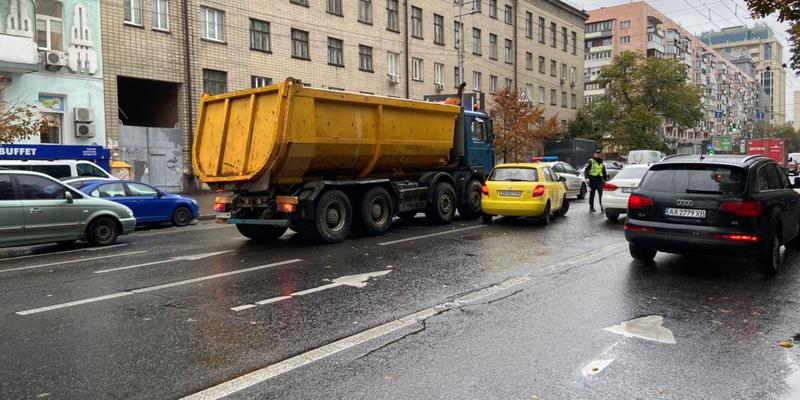 ДТП з вантажівкою біля Палацу Україна в Києві. Пряма трансляція