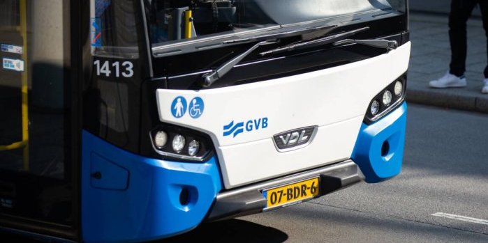 В Амстердамі пасажир побив і покусав водія автобуса через вимогу надягти маску