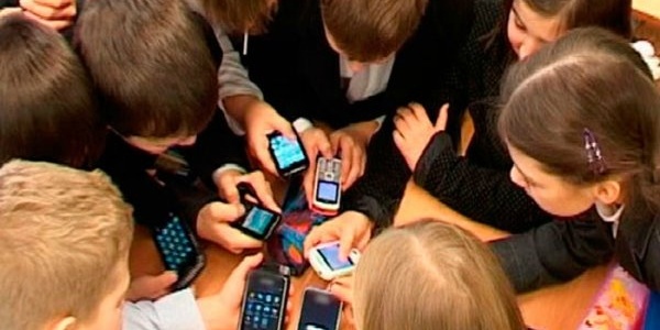 У Китаї дітям заборонили брати мобільні телефони до школи