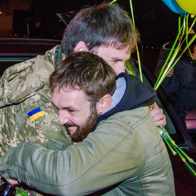 У Дніпропетровську зустріли звільнених полонених (фото)