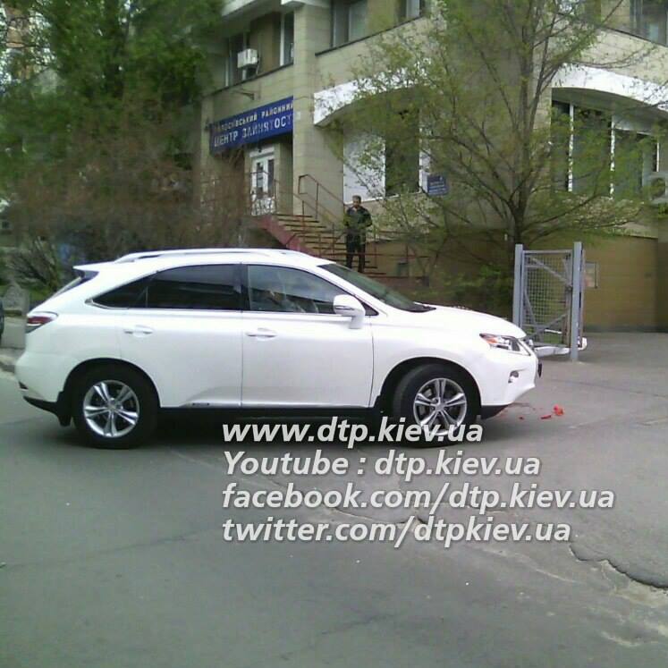 У Києві Lexus двічі переїхав дитину (відео)