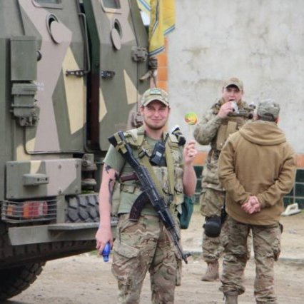 «Азов» продемонстрував бронетехніку в центрі Одеси (відео)