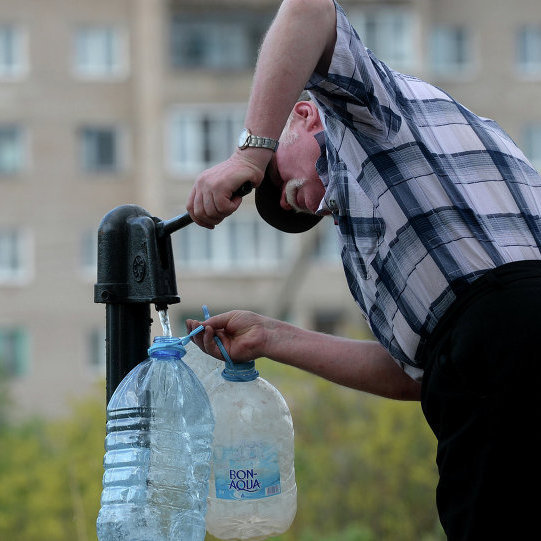 Через обстріли селище на Донбасі вже півтора місяці живе без питної води