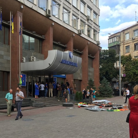 «Азов» заблокував офіс «Київмісьбуду» через скандальне будівництво у Святошино (ФОТО)