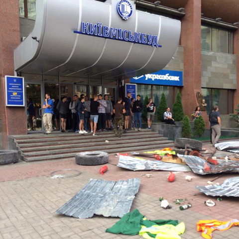 Поліція затримала трьох молодиків під офісом «Київміськбуду»