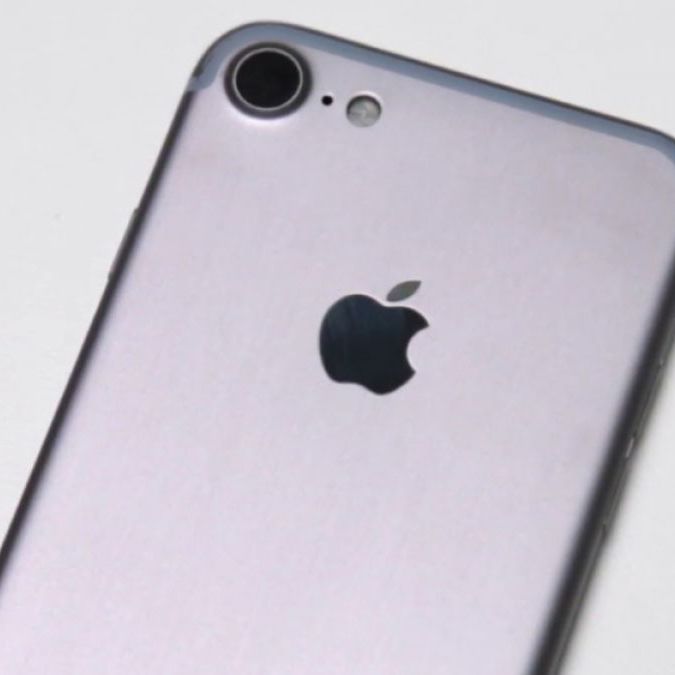 Блогери відправили  iPhone 7 під гідравлічний прес, електропилу та сокиру (відео)