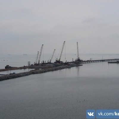 «Будівництво століття» стоїть на місці: у мережі показали нові фото Керченського мосту