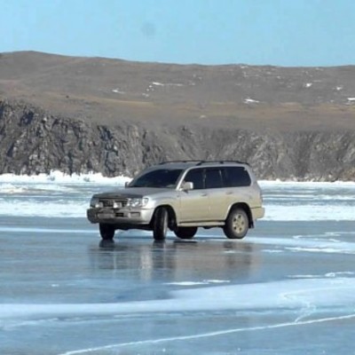 Два автомобілі у Дніпрі провалилися під лід