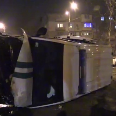 У Запоріжжі інкасаторське авто, наповнене грошима, зіткнулось із джипом та перекинулось (відео)