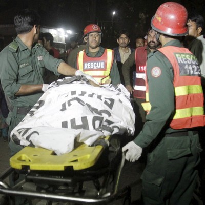 Загинули 70 людей, ще 150 поранені: у Пакистані чоловік підірвав себе в одному з храмів