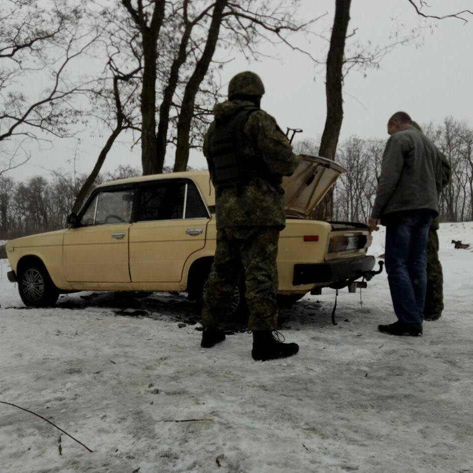 На Донеччині поліцейські виявили автомобіль вщент набитий зброєю (фото)