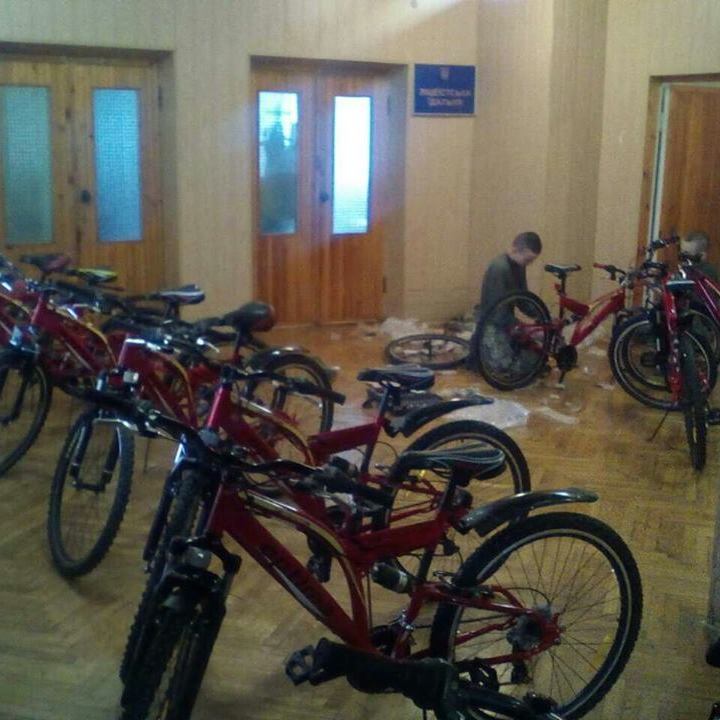 Святослав Вакарчук подарував курсантам військового училища велосипеди (фото)