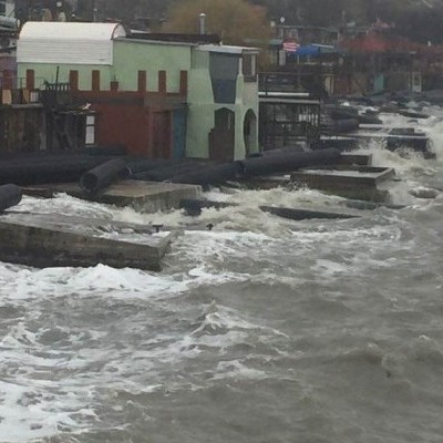 Через шторм кримське узбережжя завалило трубами з Керченського мосту (фото, відео)