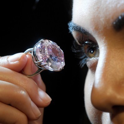 Найбільший рожевий алмаз в світі можна придбати на аукціоні в Гонконзі (фото)