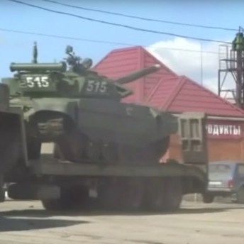Reuters показало десятки російських танків біля кордону України (фото, відео)