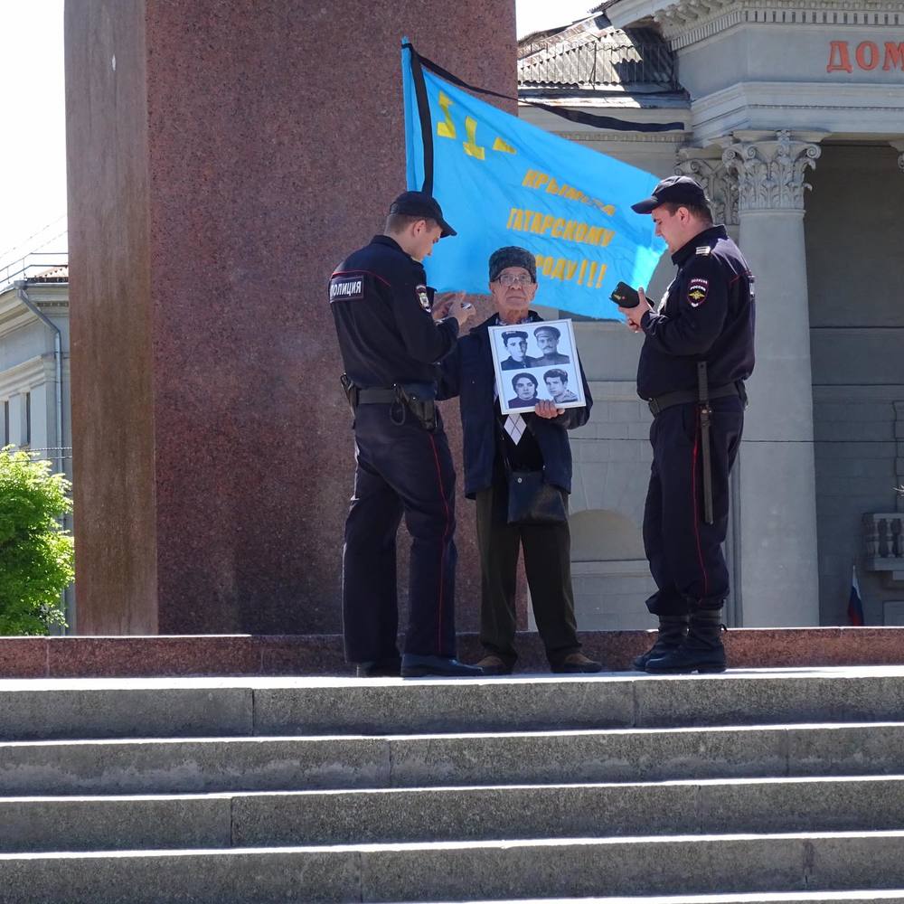 В окупованому Криму масово перевіряють документи кримських татар, які вийшли на жалобні заходи (фото)
