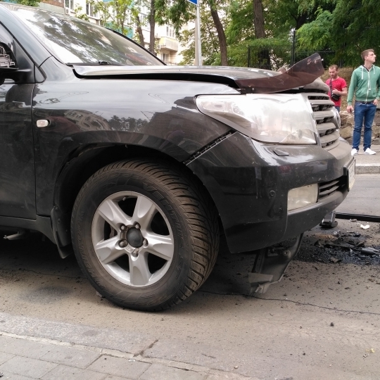 У Києві вибухнув джип Toyota (фото)