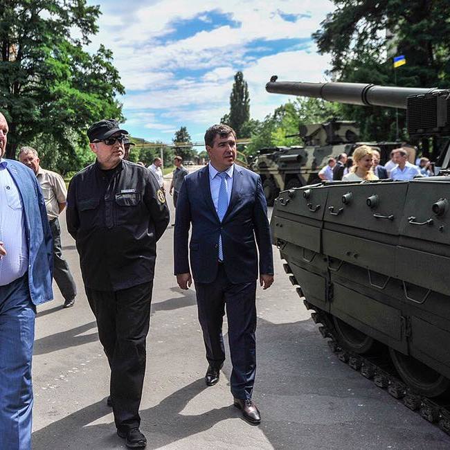 Турчинов показав танки, які мають бути на озброєнні в української армії