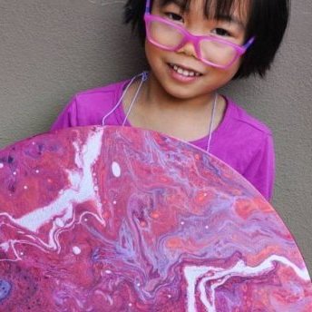 Юна художниця із Австралії створює фантастичні картини, віддаючи кошти за їх продаж на благодійність (фото)