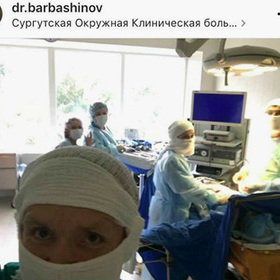 У Росії проктолог робив селфі на тлі пацієнтів під час операцій