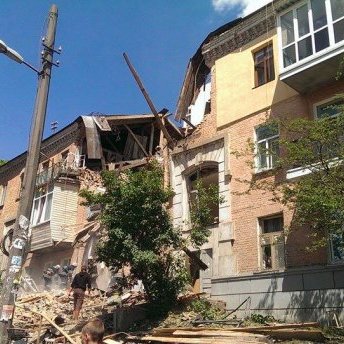 Вибух у житловому будинку Києва: відомо про першу жертву, багато травмованих