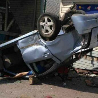 Машина протаранила кафе у Павлограді: є загиблі