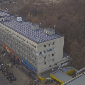 На даху будинку на Подолі встановили сонячну електростанцію на 88 кВт (відео)