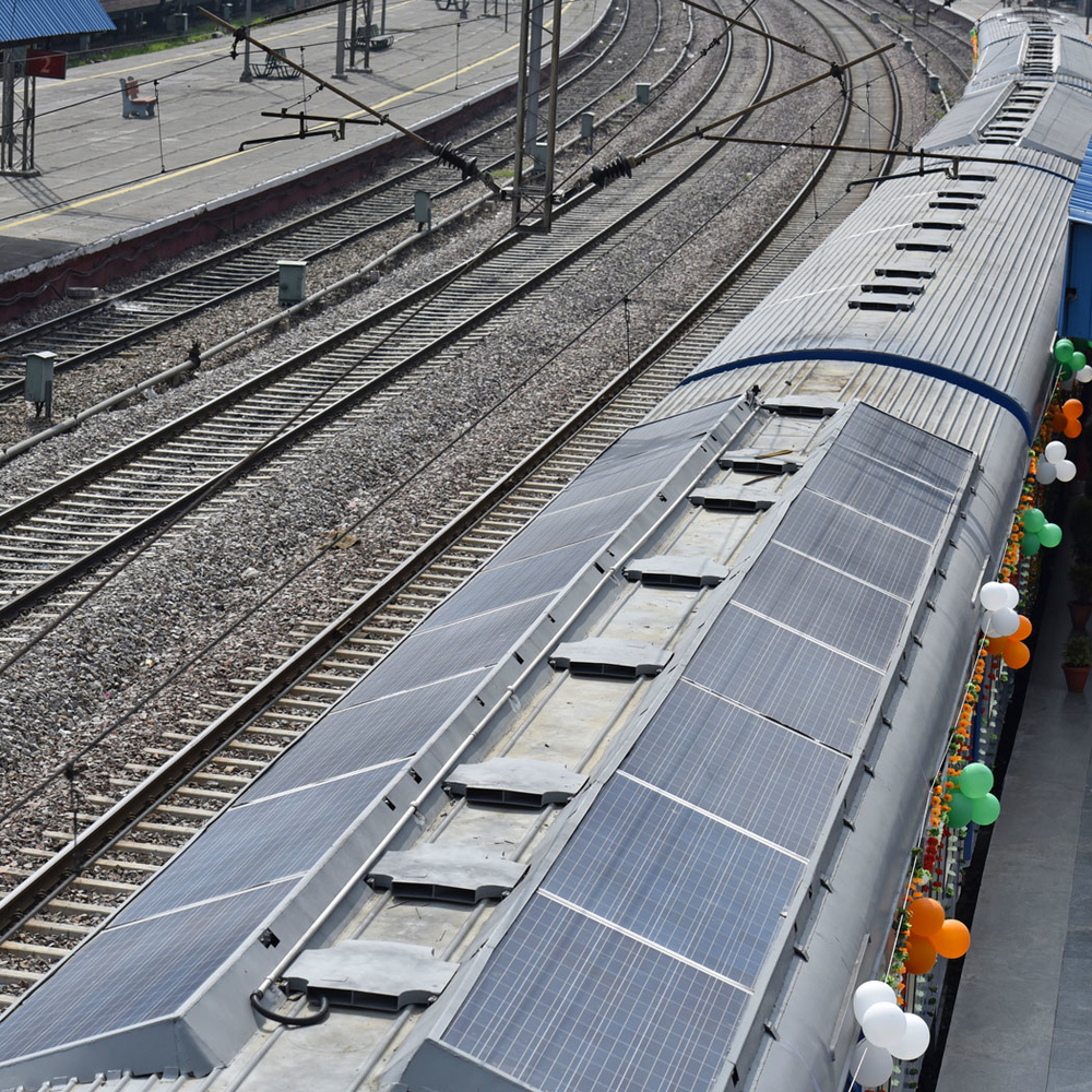 В Індії курсує потяг із сонячними батареями