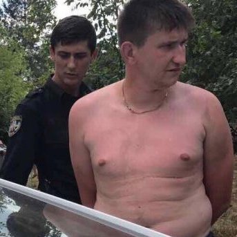 У Києві нетверезий чоловік накинувся на поліцейського: фото