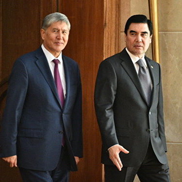 Президент Киргизстану подарував президентові Туркменістану на день народження коштовний подарунок