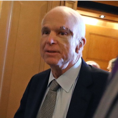 Сенатори зустрічали Маккейна після операції гучними оплесками (відео)
