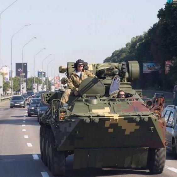 Києвом колоною «пройшли» танки і БТР (фото, відео)
