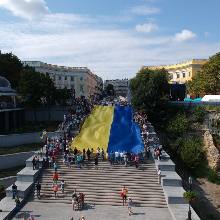На Потьомкінських сходах в Одесі розгорнули 26-метровий прапор України (відео)