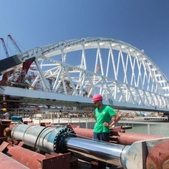На Керченському мосту почали встановлювати залізничну арку: з'явились фото