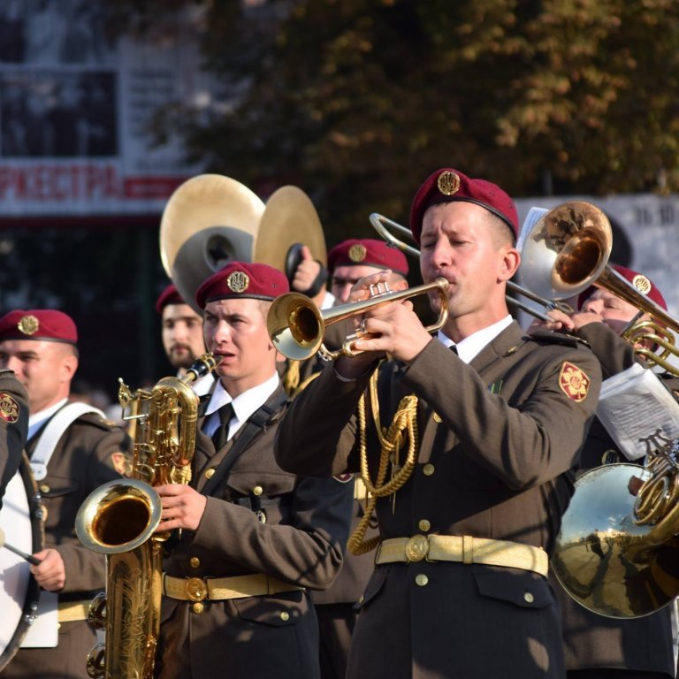 Вулицями Житомира з нагоди дня міста пройшли парадом військові оркестри: фото