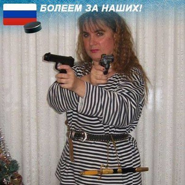 Працівниця Київського історичного архіву викладає фото зі зброєю та підтримує Росію (фото)