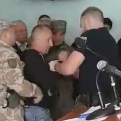 На Луганщині у суді поліцейські закрили собою підсудного, який намагався «підірвати» усіх присутніх