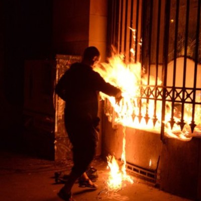 Російський художник підпалив банк у Франції