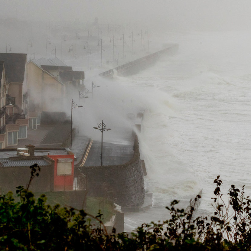 Ірландією прокотився ураган Офелія, є загиблі (фото)