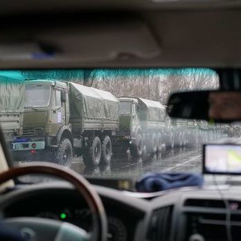 ﻿До Луганська з боку Донецька увійшла колона з кількох десятків «Уралів» із військовими – ЗМІ