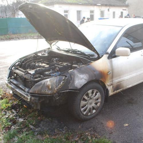 На Дніпропетровщині невідомі підпалили автомобіль депутата міськради (фото)