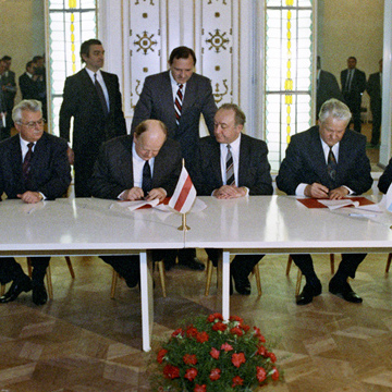 Цього дня в Біловезькій Пущі була підписана угода про ліквідацію СРСР