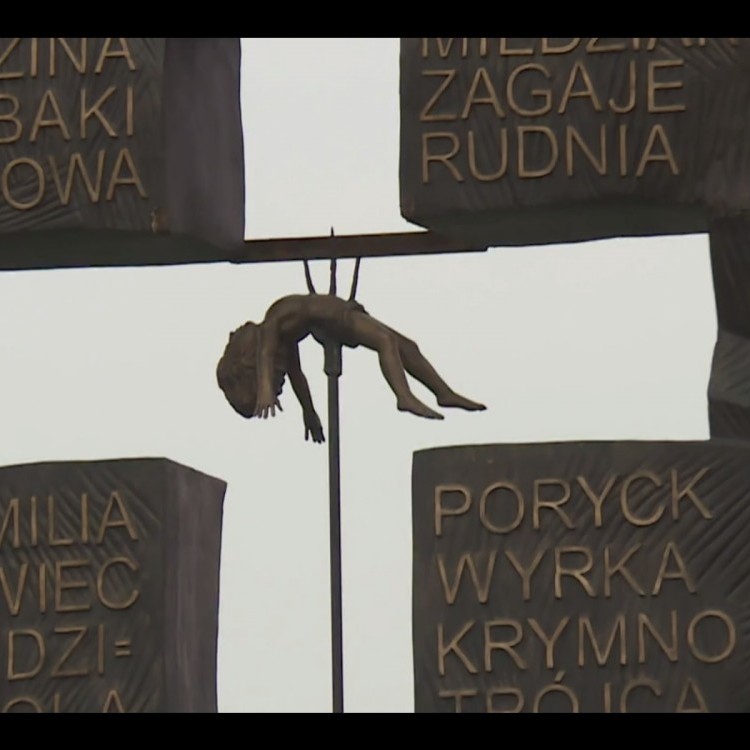 Дитина на вилах і голови на палях: у Польщі показали новий пам'ятник жертвам Волинської трагедії (фото)