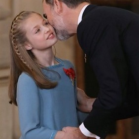 Король Іспанії вручив своїй 12-річній доньці орден Золотого руна (відео)