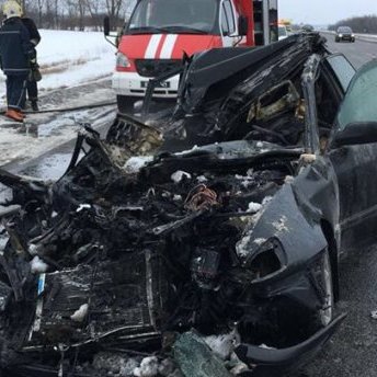 Моторошна ДТП на Харківщині: іномарка влетіла в вантажівку і спалахнула (фото)